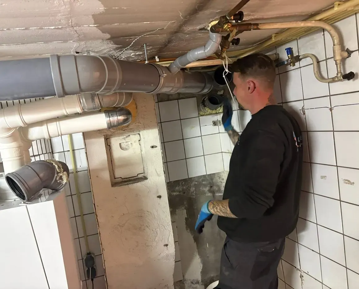 Afvoerleidingen coaten in hotel